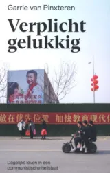Drie mensen op een brommer rijden een flat voorbij in China