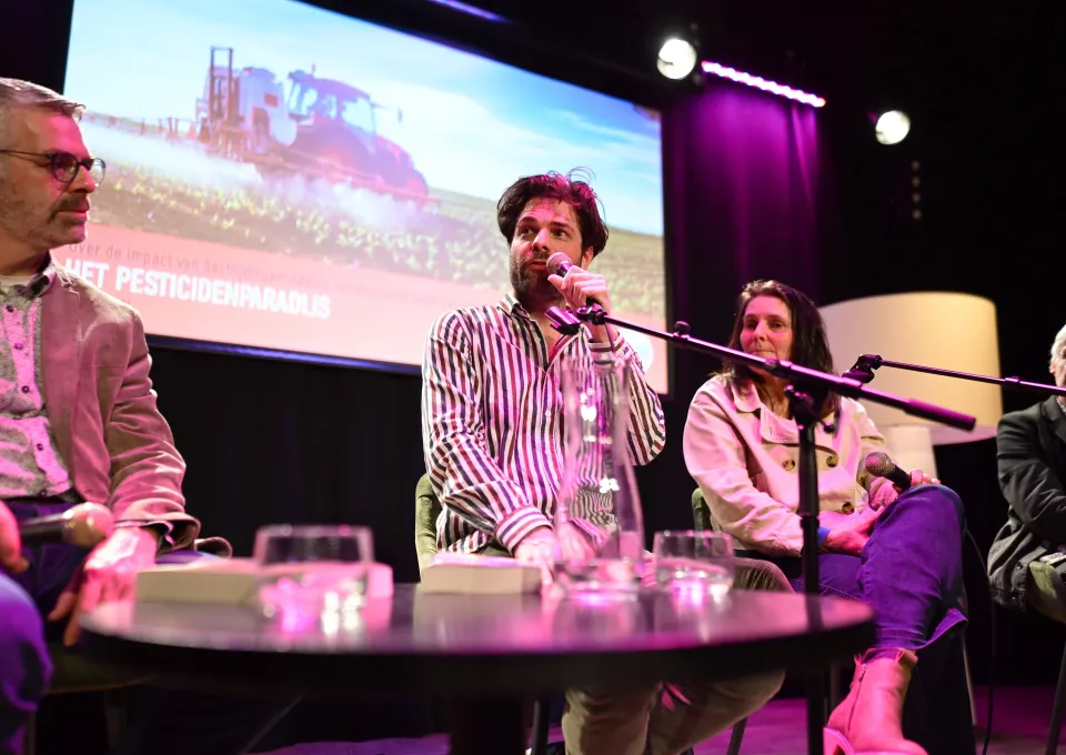 Vier mensen in gesprek in een panel over pesticiden
