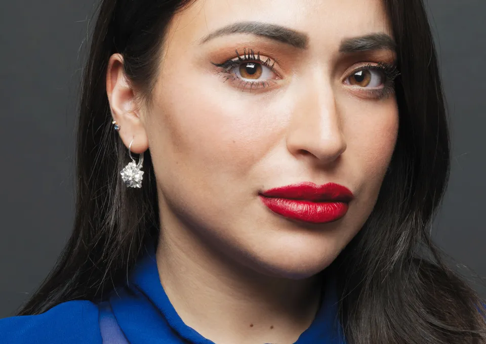 Jonge vrouw met rode lippen en donker haar.