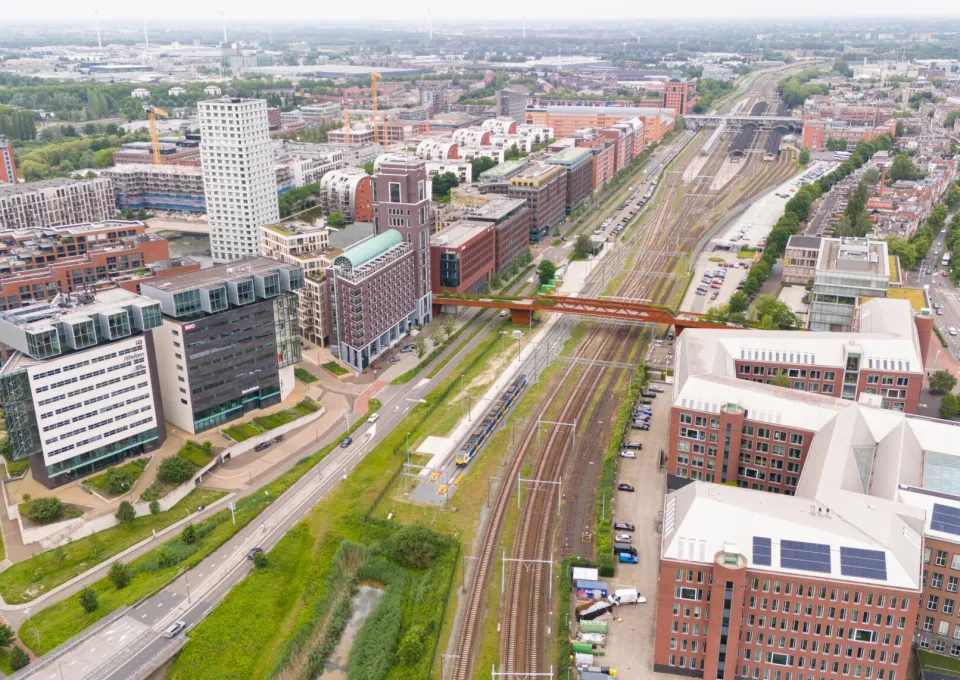 Een luchtfoto van het de bebouwing rond het spoor bij het station van Den Bosch.