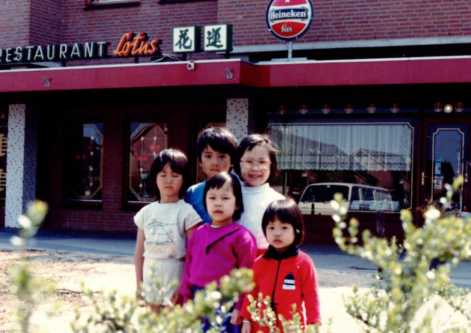 Een beeld van 5 kinderen voor een Chinees Indisch Restaurant
