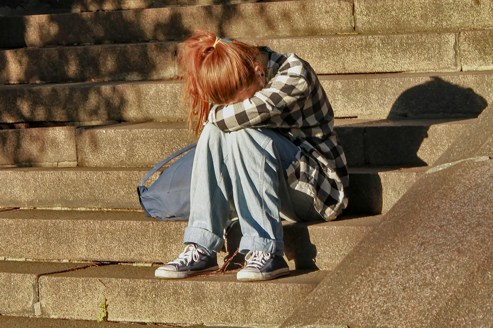 Afbeelding meisje met hoofd op knieën