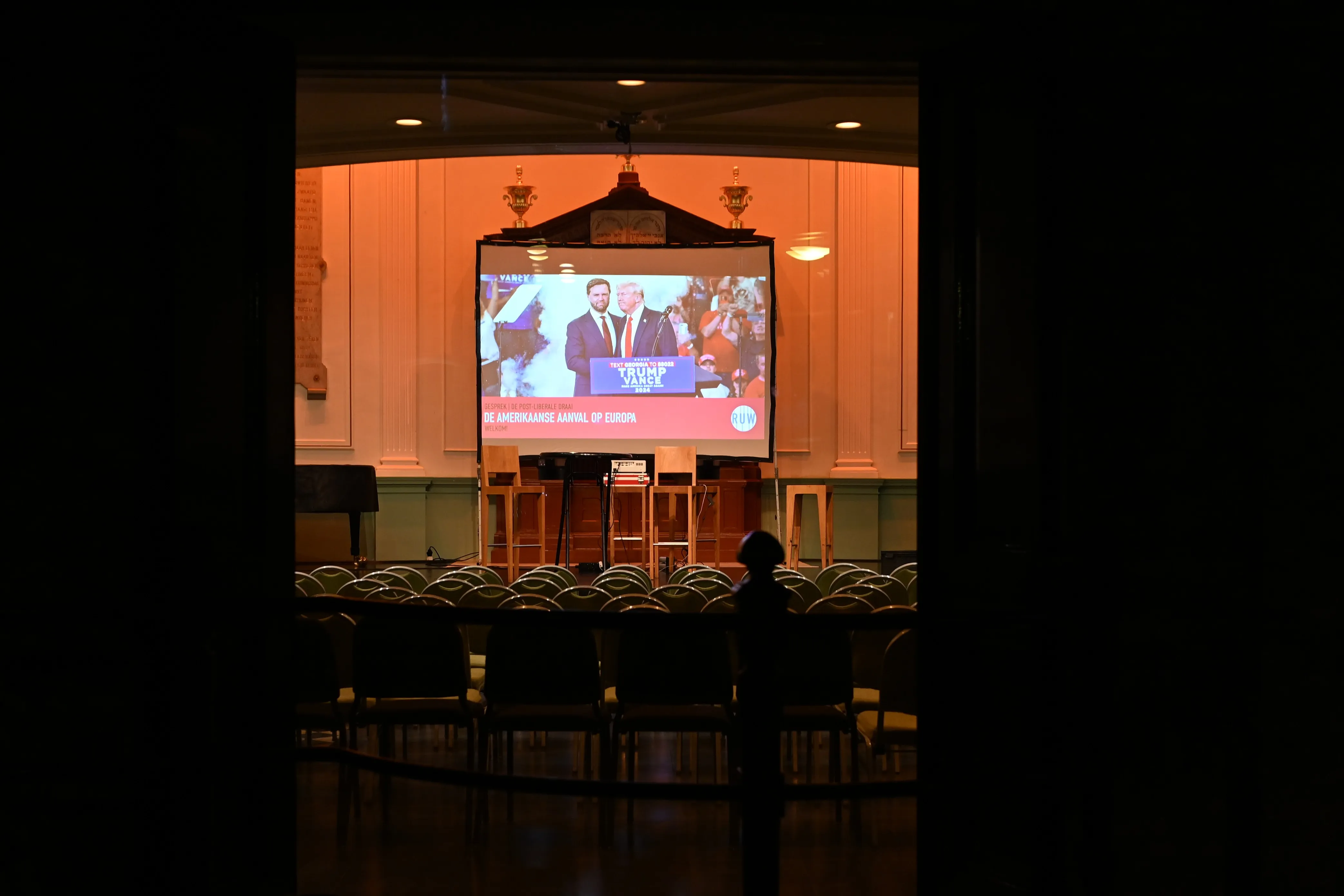 Een lege Willem Twee Toonzaal, klaar voor een avond vol gesprek