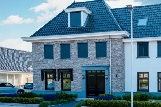 Groot en duur huis met auto ernaast