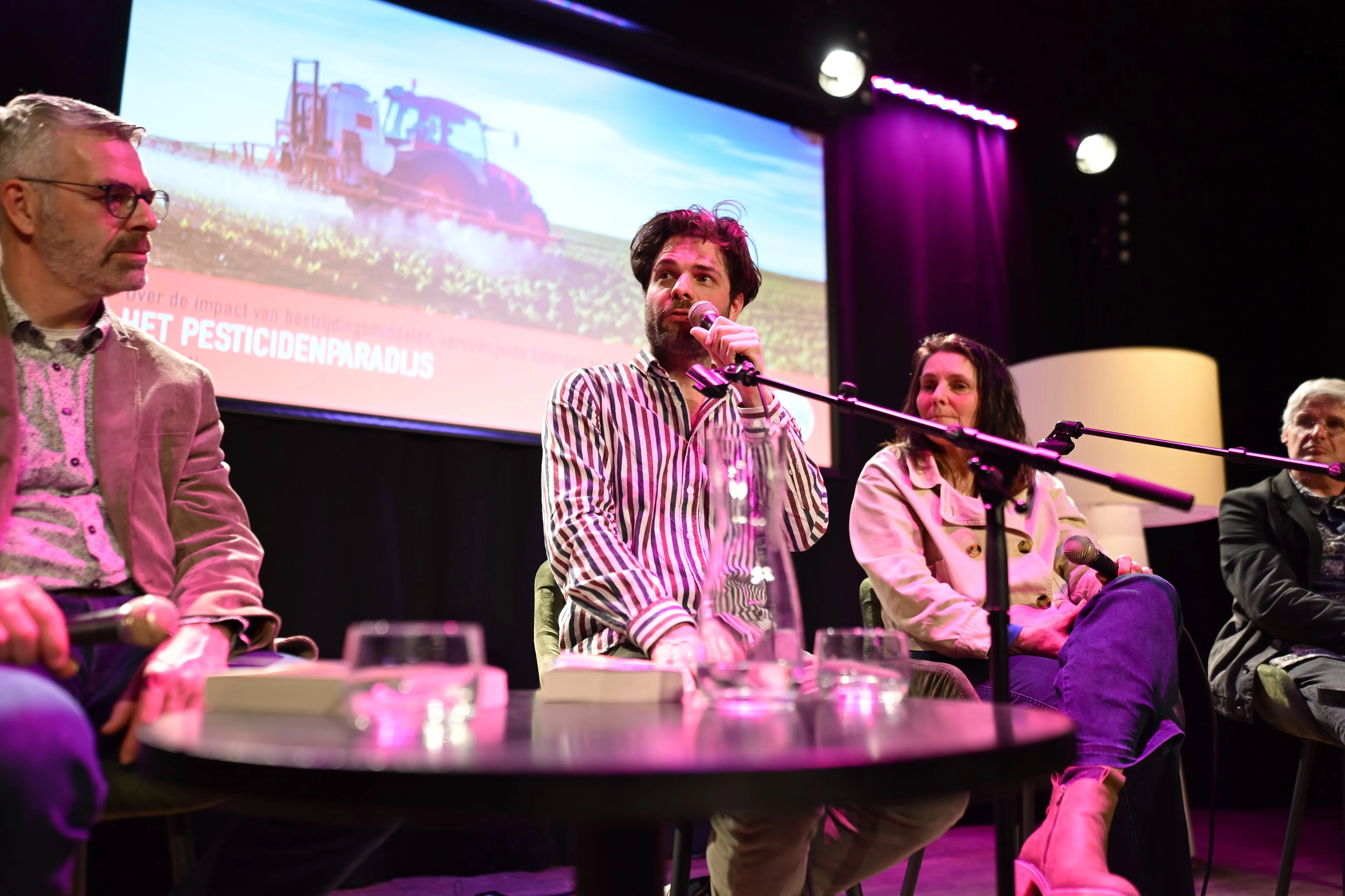 Vier mensen in een panel in gesprek over pesticiden