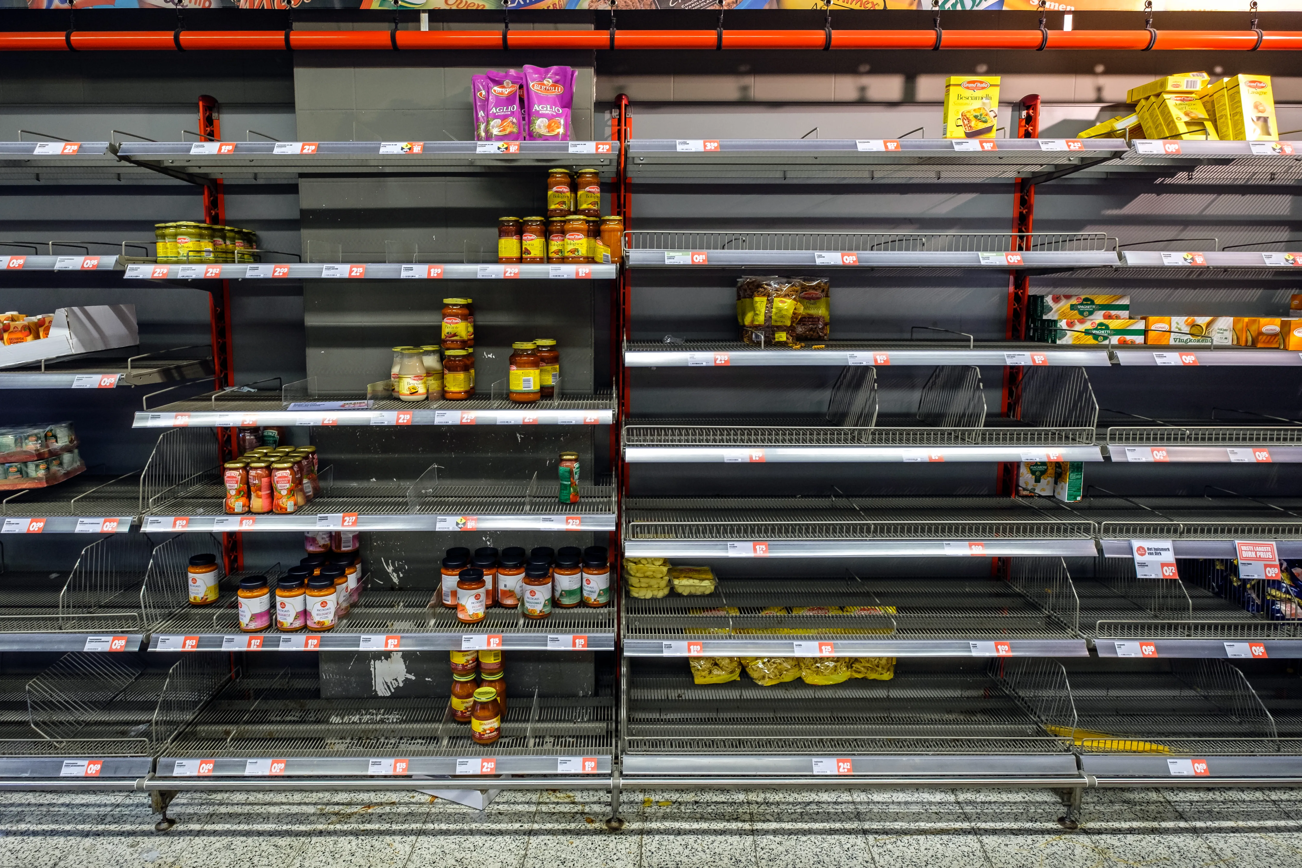 Lege supermarktschappen