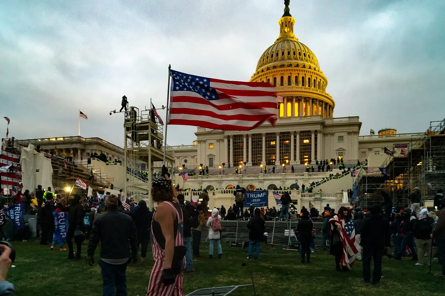 1490px-2021_storming_of_the_United_States_Capitol_09-c-Tyler-Merbler.jpg