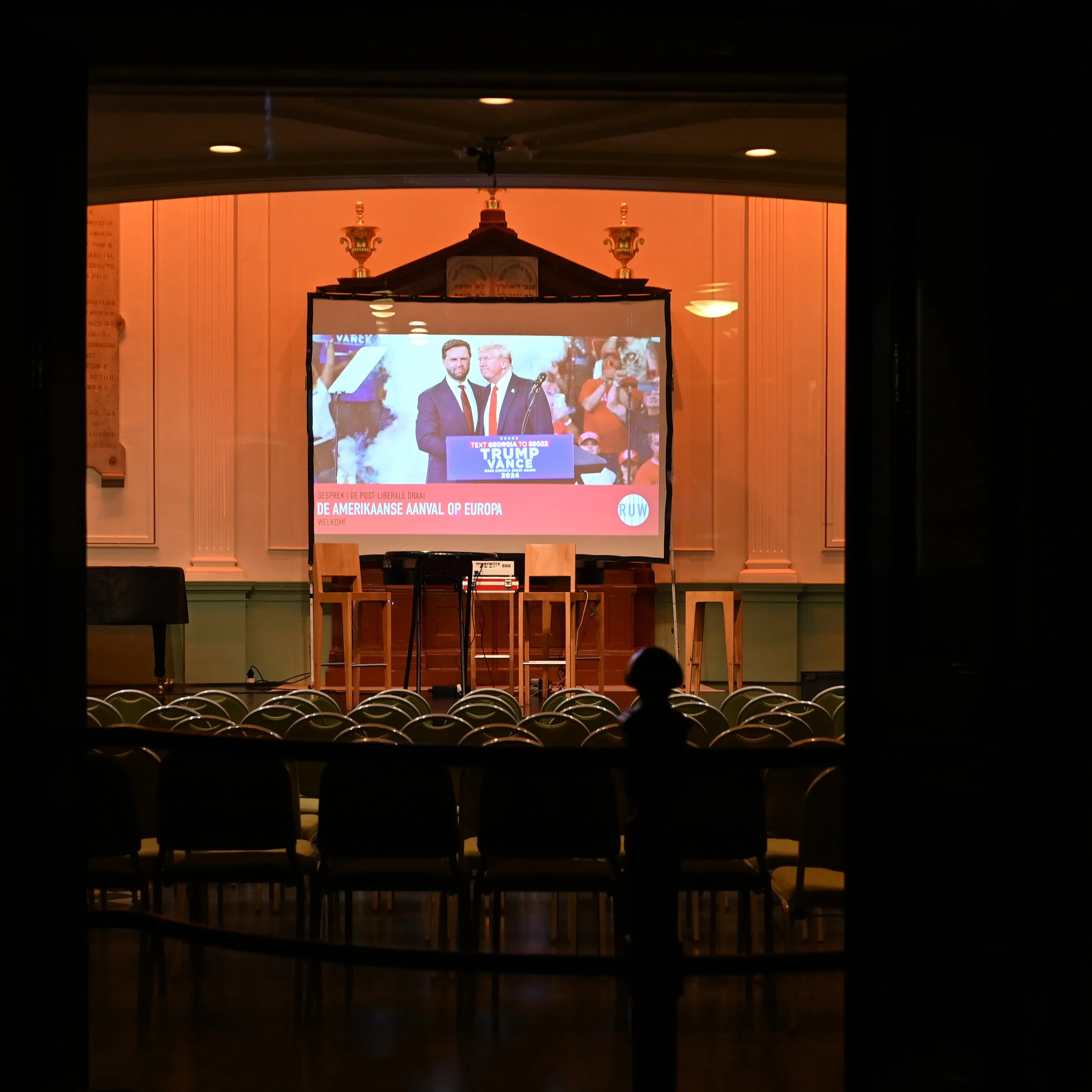 Een lege Willem Twee Toonzaal, klaar voor een avond vol gesprek