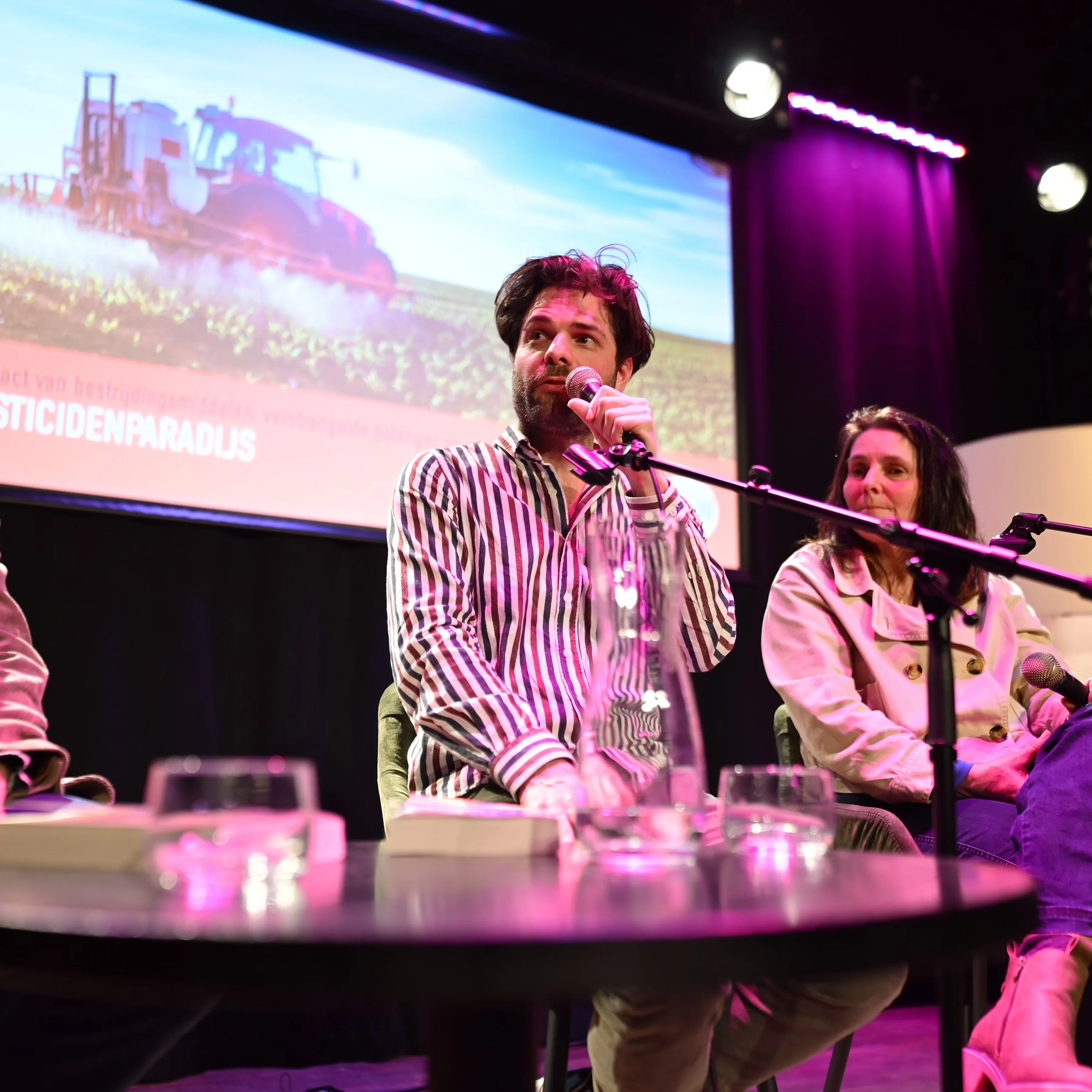 Vier mensen in een panel in gesprek over pesticiden