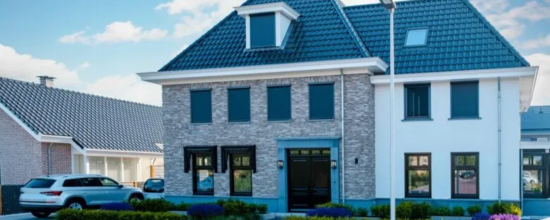 Groot en duur huis met auto ernaast