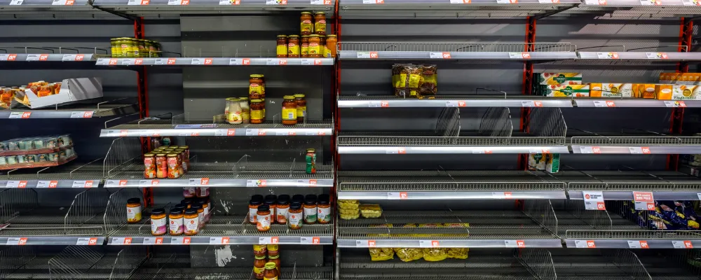 Lege supermarktschappen