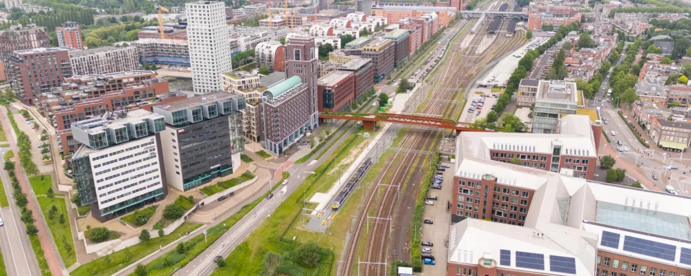 Een luchtfoto van het de bebouwing rond het spoor bij het station van Den Bosch.