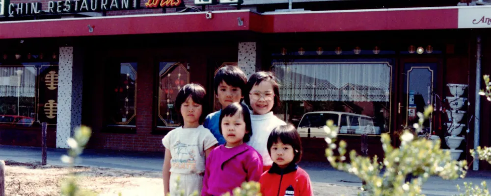 Een beeld van 5 kinderen voor een Chinees Indisch Restaurant