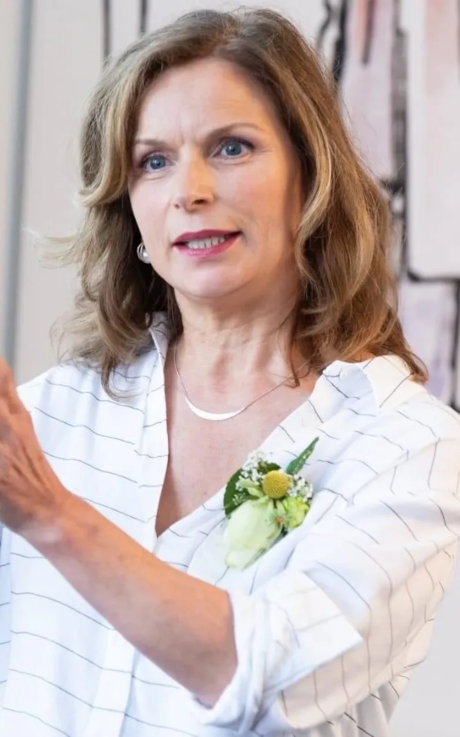 Vrouw met witte blouse en lang haar
